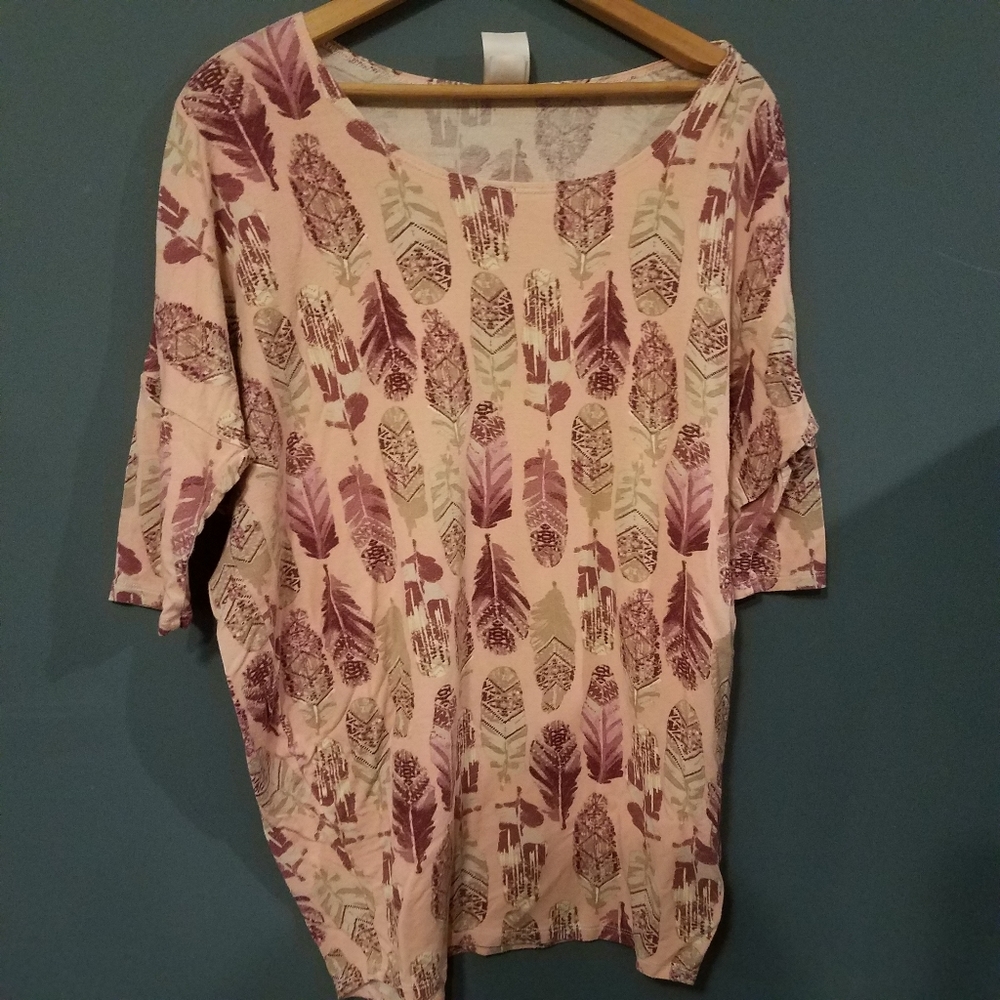 Agnes & Dora Dolman‎ Taking Flight Blush & Berry feather pattern top Medi…